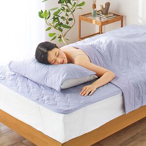 「ベルクールプレミアム冷たさが続くリバーシブル軽寝具＜気温に合わせて使い分けできる！超冷感生地・サラふわタオル生地＞（敷パッド）」｜パープル