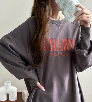 GeeRA（ジーラ）の「指穴デザイン刺しゅうロゴスウェット（トレーナー・スウェット）」｜チャコール