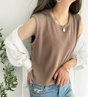 GeeRA（ジーラ）の「スナップボタンワッフルクロップドトップス（カットソー）」｜モカ