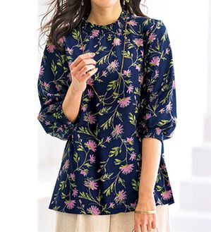 BELLUNA（ベルーナ）の「シャーリング使い楊柳素材ブラウス（ブラウス）」｜花柄(ネイビー系)