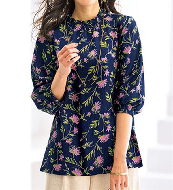 BELLUNA（ベルーナ）の「シャーリング使い楊柳素材ブラウス（ブラウス）」｜花柄(ネイビー系)