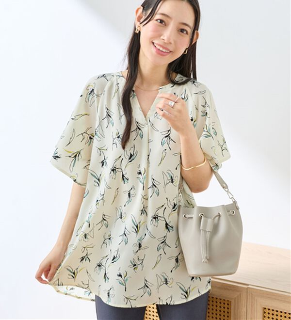 Viola e Viola（ヴィオラ エ ヴィオラ）の「【選べる２丈】さらっと涼感フレアスリーブブラウス（ブラウス）」｜幾何花柄／チュニック丈