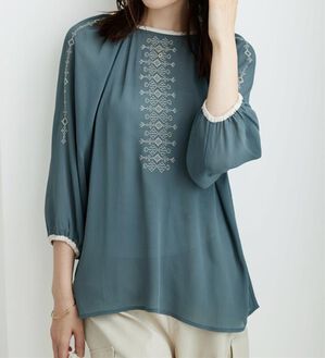 BELLUNA（ベルーナ）の「シフォン素材刺しゅうデザインブラウス（ブラウス）」｜セージ