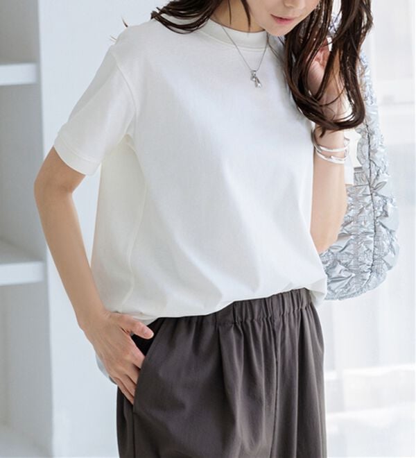 BELLUNA（ベルーナ）の「ヒンヤリ！綿１００％大人顔サマ見えＴシャツ（Tシャツ）」｜ロゴ(オフ白)