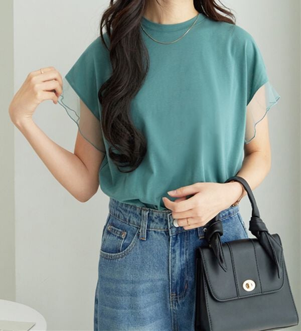 alotta（アロッタ）の「１枚でこなれ感！袖チュールデザイン綿混Ｔシャツ（Tシャツ）」｜詳細画像