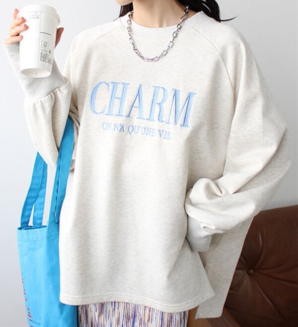 GeeRA（ジーラ）の「指穴デザイン刺しゅうロゴスウェット（トレーナー・スウェット）」｜詳細画像