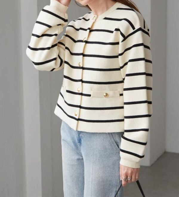 RANAN（ラナン）の「【4つの機能付き】洗える！ゴールド調ボタンニットカーディガン（ニットカーディガン）」｜詳細画像