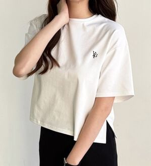 GeeRA（ジーラ）の「アナグラムロゴ刺しゅうＴシャツ（Tシャツ）」｜オフホワイト