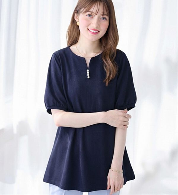 alotta（アロッタ）の「【接触冷感】エンボス素材パール調ボタンチュニック（チュニック）」｜ネイビー