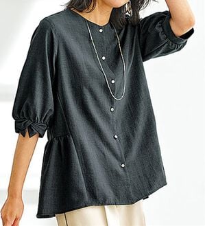 BELLUNA（ベルーナ）の「サラリ麻調素材袖リボンペプラムブラウス（ブラウス）」｜チャコール