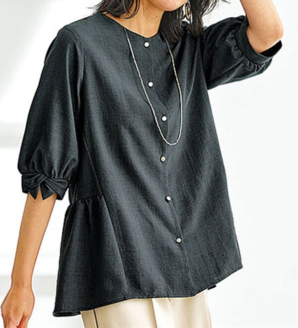 BELLUNA（ベルーナ）の「サラリ麻調素材袖リボンペプラムブラウス（ブラウス）」｜チャコール