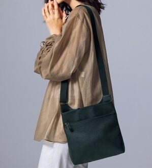 ルフラン（ルフラン）の「＜豊岡工房＞牛革軽量バッグ（ショルダーバッグ）」｜ブラック