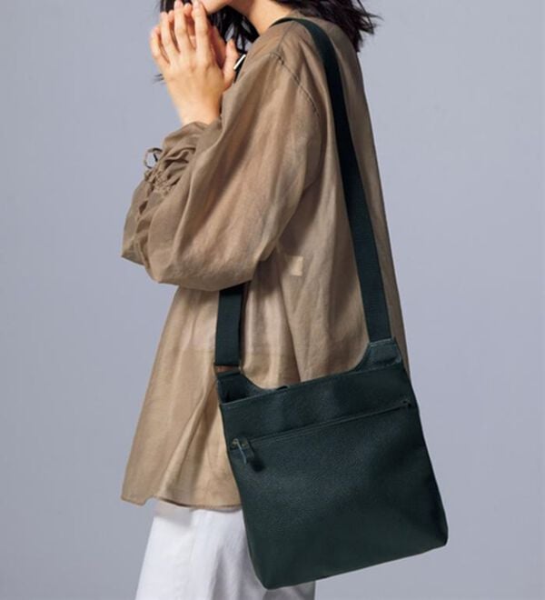 ルフラン（ルフラン）の「＜豊岡工房＞牛革軽量バッグ（ショルダーバッグ）」｜ブラック