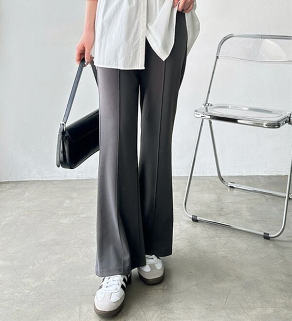 GeeRA（ジーラ）の「センターラインセミフレアカットパンツ（フルレングスパンツ）」｜チャコール