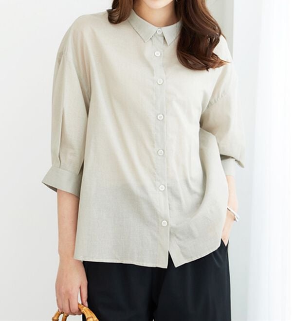 BELLUNA（ベルーナ）の「バックギャザー使いシアーシャツ（シャツ）」｜オフベージュ