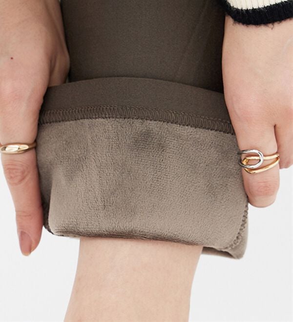 BELLUNA（ベルーナ）の「マシュマロみたいな裏ベロアなめらかストレッチパンツ（フルレングスパンツ）」｜詳細画像