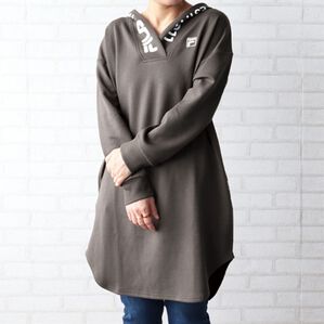 BELLUNA（ベルーナ）の「＜ＦＩＬＡ＞Ｖネックパーカーワンピース（カットソーワンピース）」｜チャコール