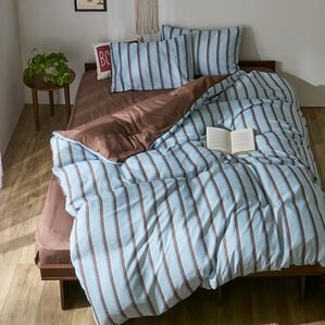iellio（イエリオ）の「大人かわいいリバーシブルカバーリング＜ストライプ・北欧・掛布団カバー・枕カバー・ボックスシーツ・洗える・Ｃａｎｖａｓ＞（ボックスシーツ・ベッドシーツ）」｜ブルー&times;ブラウン