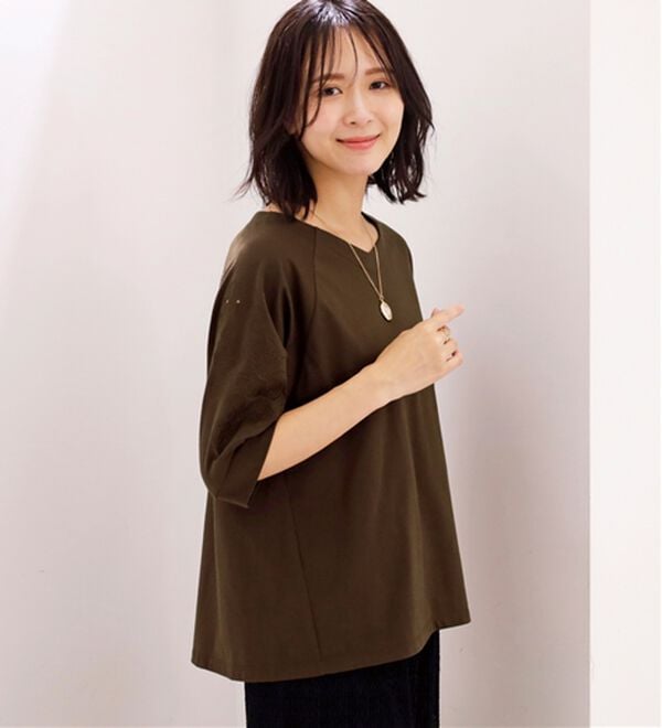 BELLUNA（ベルーナ）の「袖刺しゅうデザインＶネックプルオーバー（カットソー）」｜詳細画像