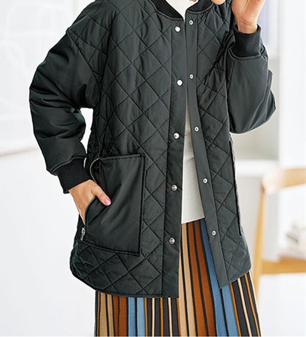 BELLUNA（ベルーナ）の「軽い着心地！ビッグポケット付キルトコート（ハーフコート）」｜チャコール