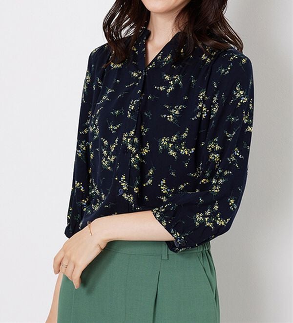 BELLUNA（ベルーナ）の「【接触冷感】レーヨン素材ギャザー使いプリントブラウス（ブラウス）」｜ネイビー花柄