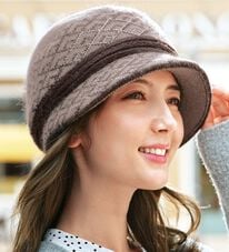 BELLUNA（ベルーナ）の「ストーン付前つばニット帽（帽子）」