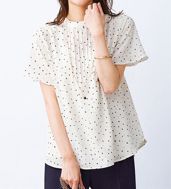 BELLUNA（ベルーナ）の「タック使い袖フレアーブラウス（ブラウス）」｜アイボリー系小紋柄