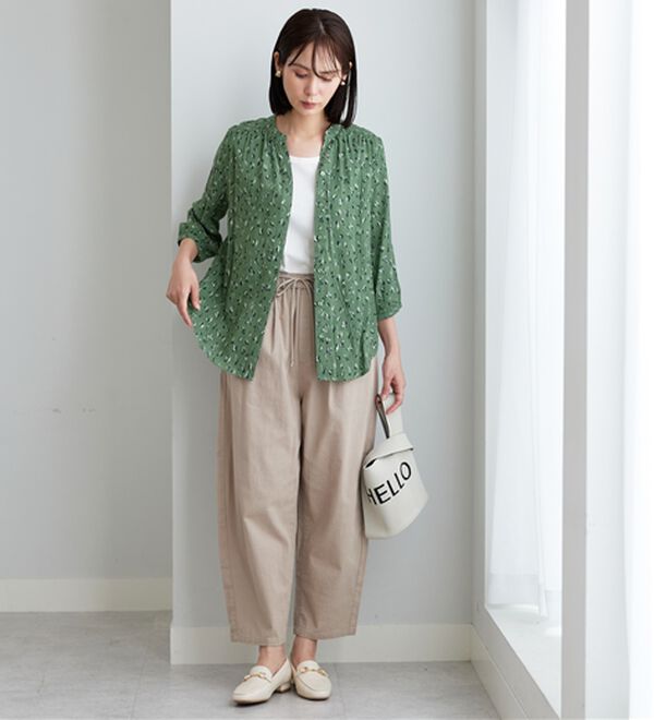 BELLUNA（ベルーナ）の「レーヨン素材ギャザー使いプリントブラウス（ブラウス）」｜詳細画像