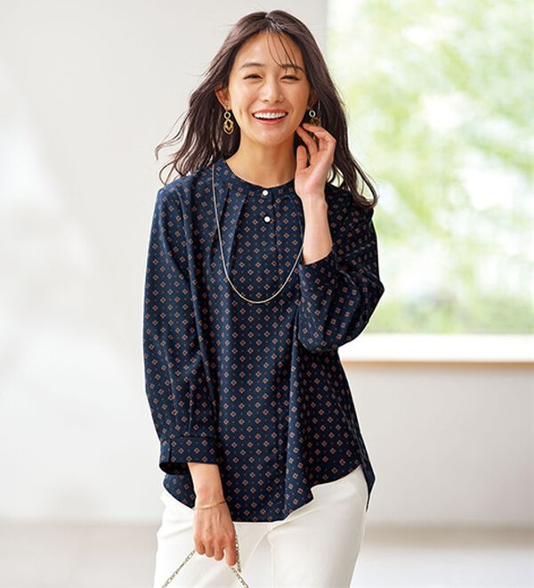 BELLUNA（ベルーナ）の「金ボタン使い華やぎ小紋ブラウス（ブラウス）」｜ネイビー系