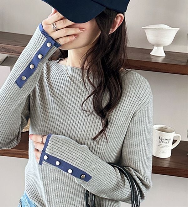 GeeRA（ジーラ）の「袖口ボタン配色ボートネックリブニット（ニット・セーター）」｜杢グレー