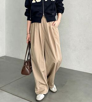 GeeRA（ジーラ）の「さらとろ素材が嬉しい！ダブルタックワイドパンツ（フルレングスパンツ）」｜ベージュ