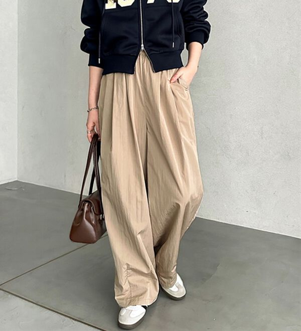 GeeRA（ジーラ）の「さらとろ素材が嬉しい！ダブルタックワイドパンツ（フルレングスパンツ）」｜ベージュ