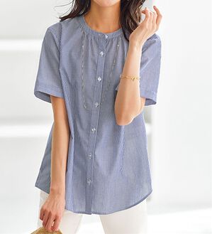 BELLUNA（ベルーナ）の「ギャザー使いバンドカラーブラウス（ブラウス）」｜ストライプ