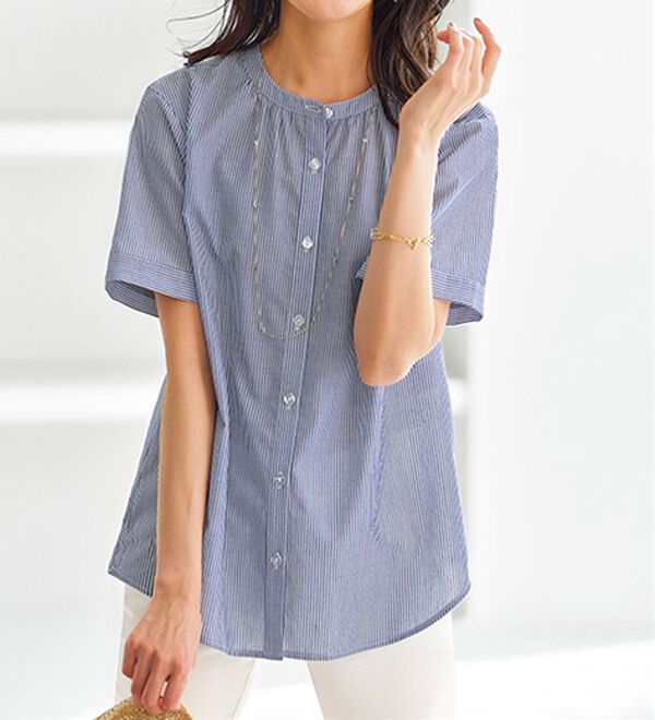 BELLUNA（ベルーナ）の「ギャザー使いバンドカラーブラウス（ブラウス）」｜ストライプ