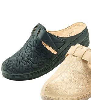 BELLUNA（ベルーナ）の「刺しゅうデザイン柔らかソールミュール（サンダル・ミュール）」｜黒