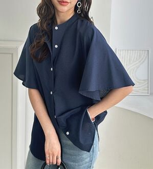 GeeRA（ジーラ）の「フレアー袖バンドカラーブラウス（ブラウス）」｜ネイビー