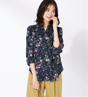 BELLUNA（ベルーナ）の「レーヨン素材ギャザー使いプリントブラウス（ブラウス）」｜ネイビー系花柄