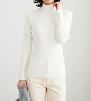 BELLUNA（ベルーナ）の「リブニットタートルプルオーバー（ニット・セーター）」｜アイボリー