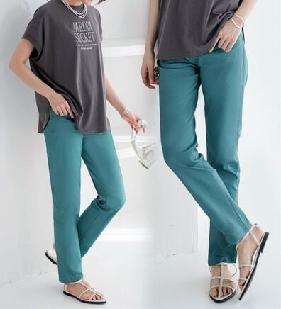 BELLUNA（ベルーナ）の「サラリ速乾！綿サテンストレッチカラーパンツ（フルレングスパンツ）」