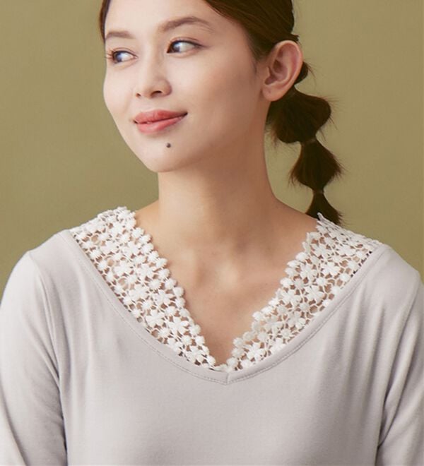 Viola e Viola（ヴィオラ エ ヴィオラ）の「あったか綿衿見せレーストップス【吸湿発熱&times;静電気防止】（カットソー）」｜ライトグレー