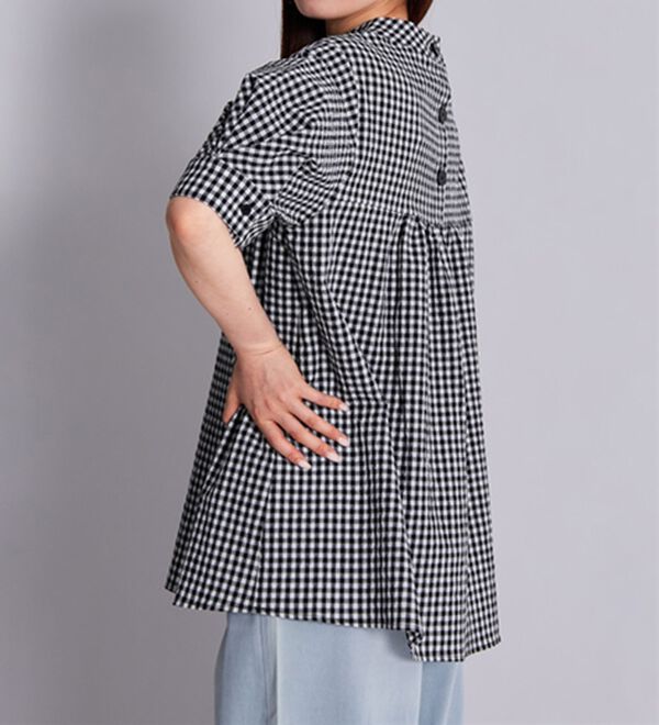 BELLUNA（ベルーナ）の「サッカー素材後ろボタンデザインブラウス（ブラウス）」｜詳細画像