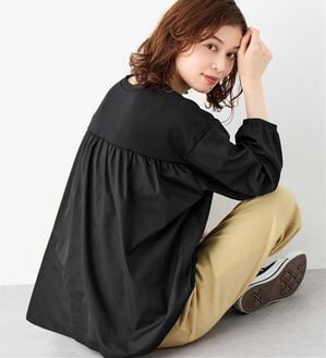 Viola e Viola（ヴィオラ エ ヴィオラ）の「なめらかポンチ異素材切替フレアートップス（カットソー）」｜ブラック