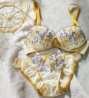 YU'NOW（ユナウ）の「ぷるるん谷間のノンワイヤーブラ＆ショーツ（ブラジャー＆ショーツセット）」｜アイボリー系コスモスレース