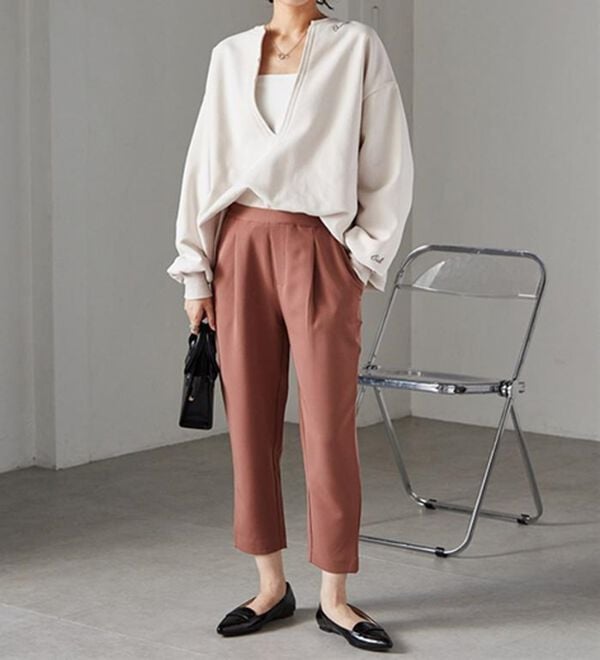 RANAN（ラナン）の「裏起毛Ｖネックロゴ刺しゅうスウェット（トレーナー・スウェット）」｜詳細画像