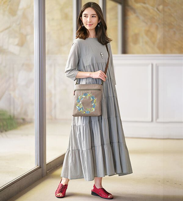 BELLUNA（ベルーナ）の「フラワー刺しゅう軽量ショルダーバッグ（ショルダーバッグ）」｜詳細画像