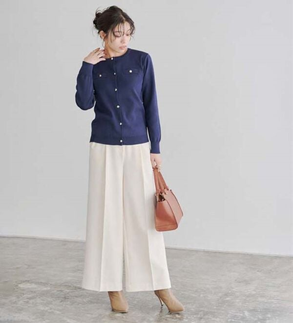 Pierrot（ピエロ）の「上品見えスポンジニットゴールドボタンカーディガン（ニットカーディガン）」｜詳細画像