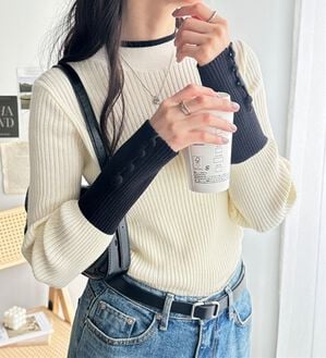 GeeRA（ジーラ）の「配色デザインくるみボタン付リブニット（ニット・セーター）」｜オフホワイト