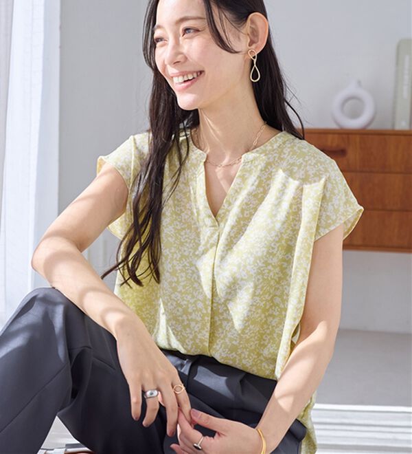 Viola e Viola（ヴィオラ エ ヴィオラ）の「さらさらＥＡＳＹスキッパーフレンチスリーブブラウス（ブラウス）」｜イエロー花柄