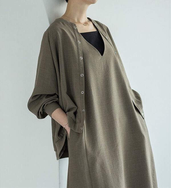 BELLUNA（ベルーナ）の「サラリ麻調素材Ｖネックジャンパードレス（ジャンパースカート）」｜詳細画像
