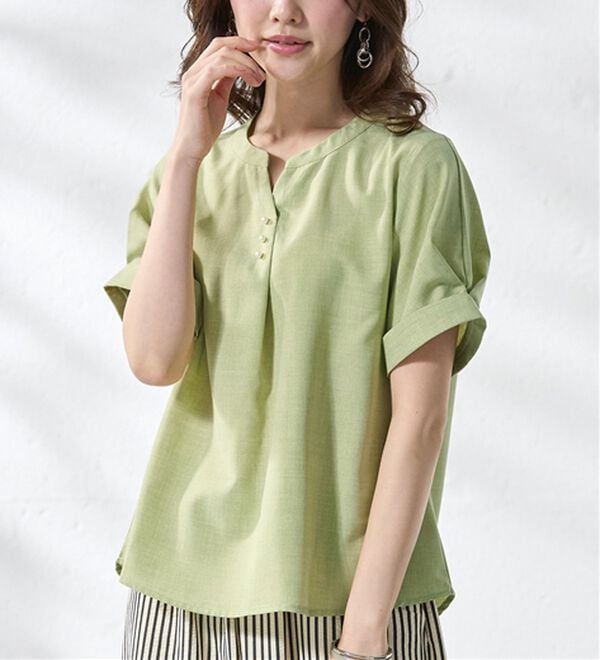 BELLUNA（ベルーナ）の「麻調合繊パール付タックデザインブラウス（ブラウス）」｜ライムグリーン
